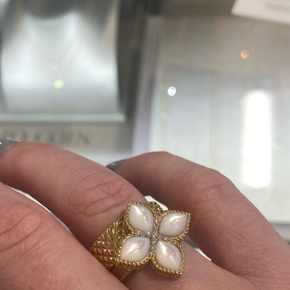 Roberto Coin 18K Yellow Gold Mother of Pearl Diamonds Venetian Ring - Picture 4 of 7